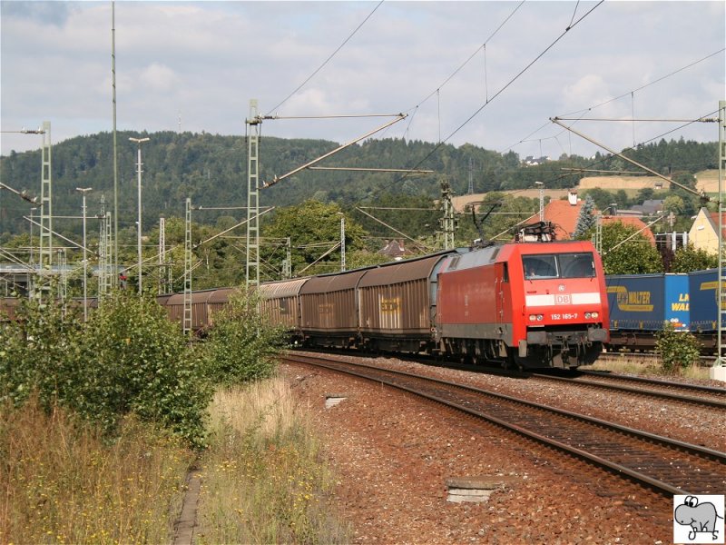 152 165-7 durchfhrt mit einen Gterzug, bestehend aus Schiebewandwagen, am 24. August 2008 den Bahnhof Pressig-Rothenkirchen.