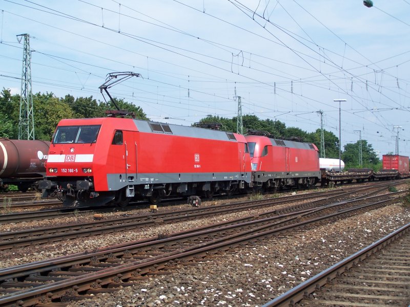 152 166-5 mit Taurus im Schlepptau bei Ausfahrt auf die N�rnberger Ringbahn Richtung Westen. (16.07.2005)