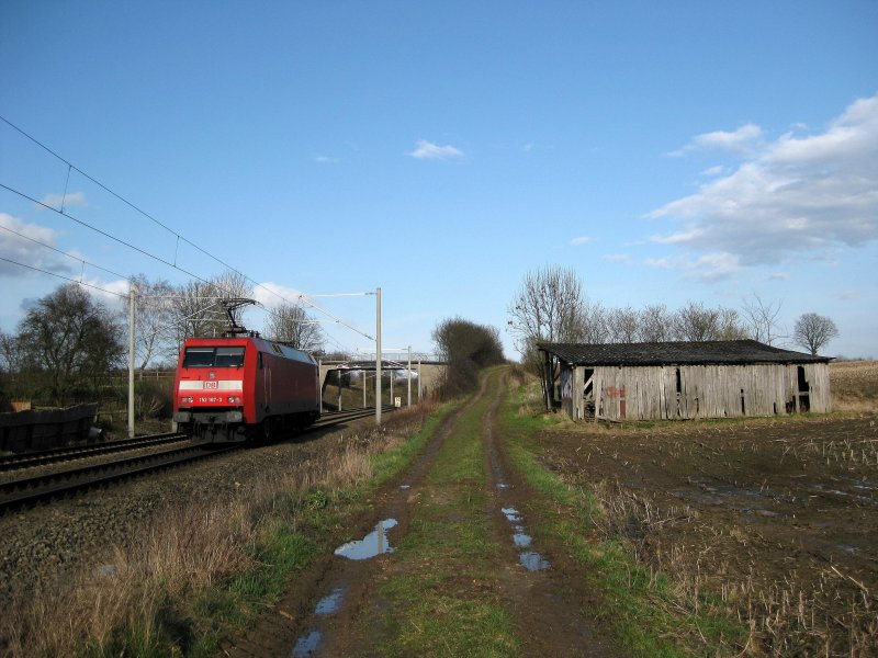 152 167-3 ist am 27.03.09 als Lz kurz hinter Reinfeld (Holst.) auf dem Weg nach L�beck.