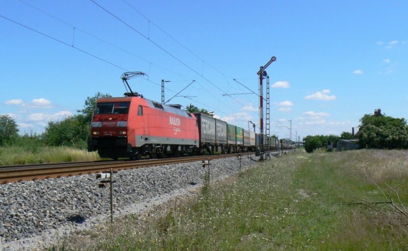 152 167 f�hrt im Juni 2008 mit einem KLV-Zug Richtung Basel. Gerade befindet sich der Zug zwischen Karlsruhe und Rastatt auf dem  Durmersheimer Zweig , der leider sehr G�terzuglos ist.