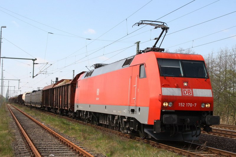 152 170 mit G�terzug zwischen Boizenburg und Hagenow. 19.04.2007