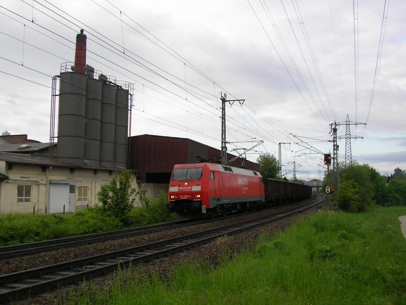 152-188 mit einem Gterzug vor der Kulisse der Firma Steuler nahe des Rlesweges in Mhlacker. 13.5.06