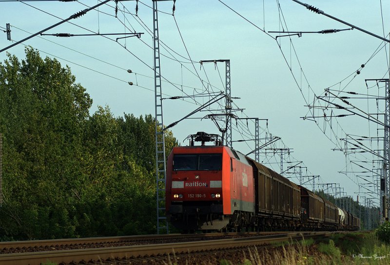 152 190-5  -  mit einem gemischten G�terzug in der Wuhlheide
Richtung Norden | Aufnahme entstand in der Abendd�mmerung
15.08.2009
