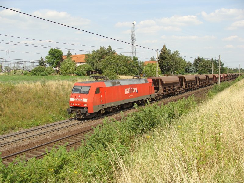 152 190-5 mit einem Ganzzug Sch�ttgutwagen am Stadtrand von Magdeburg, die Fahrt ging Richtung Braunschweig. Fotografiert am 29.07.2009.