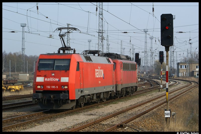 152 190 mit der 140 765 im Schlepp auf dem Weg ins Bw Rostock Seehafen. Aufgenommen am 04.04.09 in Toitenwinkel