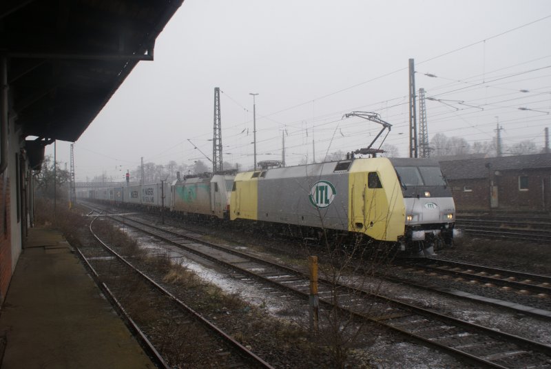 152 901-5 der ITL Eisenbahngesellschaft zog am 25.03.2009 eine zweite Wagenlok+Containerwagen in den Seelzer Rangierbahnhof.