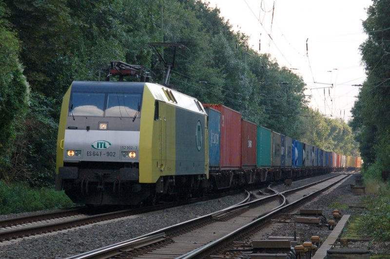 152 902-3 der Firma ITL ( ES64-902F ) mit Gterzug in Datteln (nrdliches Ruhrgebiet) am 24.08.2007.
