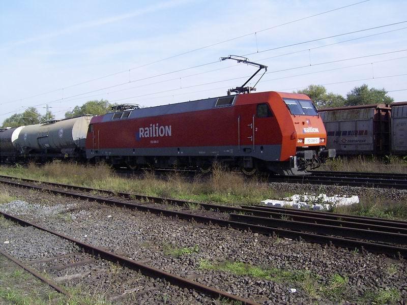 152098-0 mit Railion-Beschriftung durchfhrt den Bahnhofsbereich von Oberhaun/Hessen auf der Strecke Bebra - Fulda