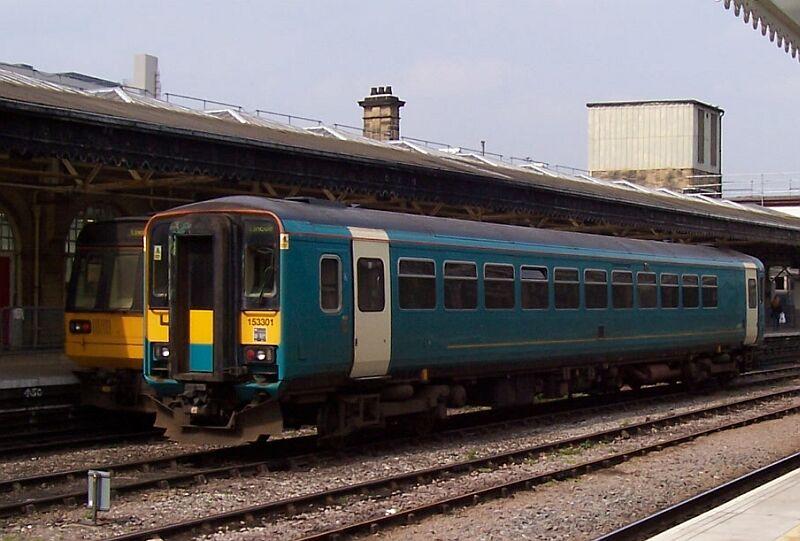153 301 Northern am 22.04.2005 in Sheffield Hbf.