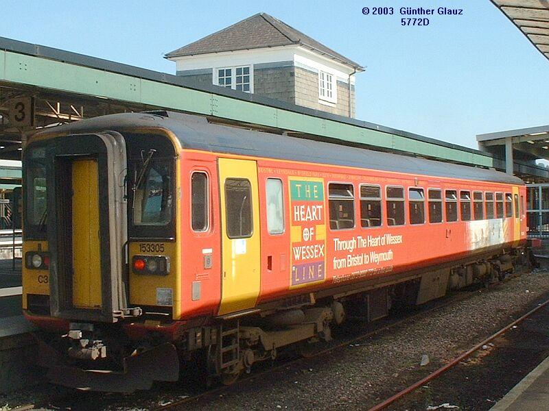153 305 am 17.09.2003 im Bahnhof Plymouth.
