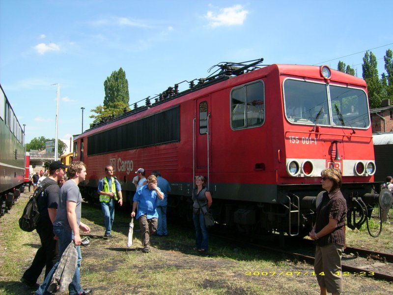 155 001 auf dem Festgel�nde in Halle/Saale. Bei diesem Besucherandrang war ein Bild ohne andere Besucher praktisch nicht m�glich! Fotografiert am 14.07.07.