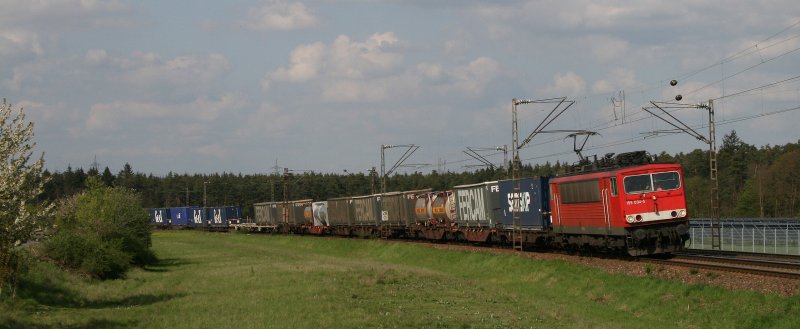 155 004 legt sich am Nachmittag des 24.04.2008 mit einem langen Gemischtwarenladen in den Bogen der KBS 700 zwischen Neulu�heim und Wagh�usel.
