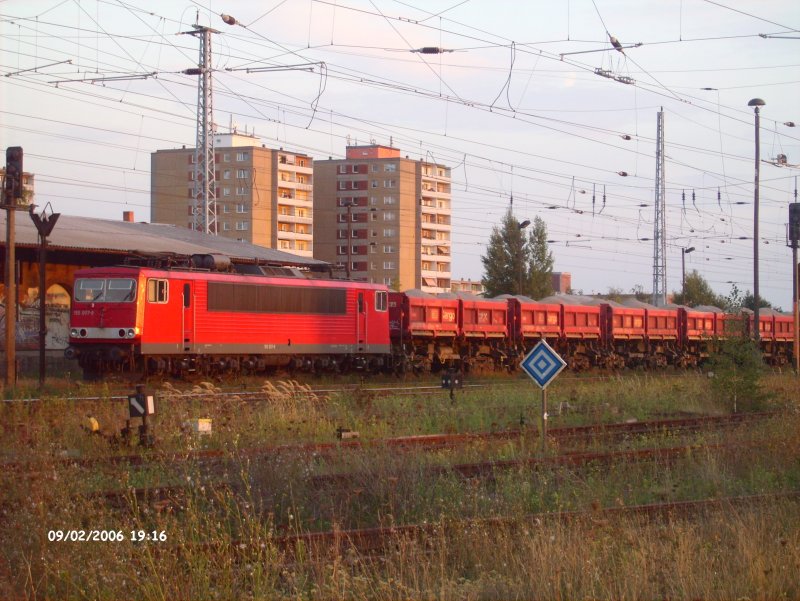 155 007 steht abgeb�gelt in Eisenh�ttenstadt mit ein Schotterzug.02.09.06