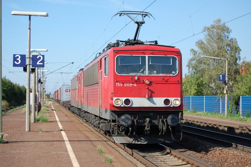 155 009-4 und eine weitere Schwestermaschine ziehen am 05.08.07 einen Containerzug durch den Bahnhof Karlsruhe-Blankenloch in Richtung Karlsruhe GBF.