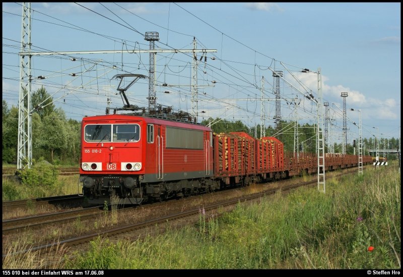 155 010 fuhr am 17.06.08 mit einem gemischten Gz in den Rostocker Seehafen ein.