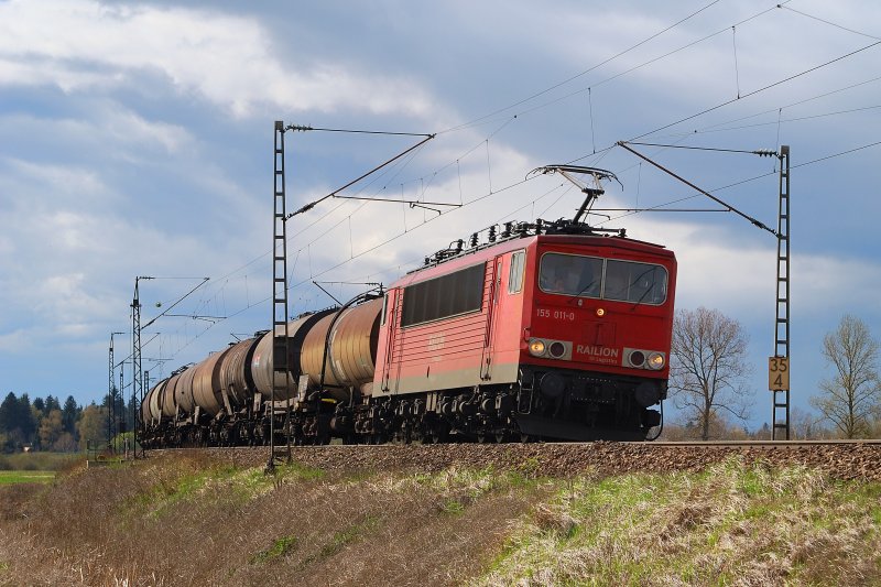 155 011 mit einem Kesselzug bei Hattenhofen (19.04.2008)