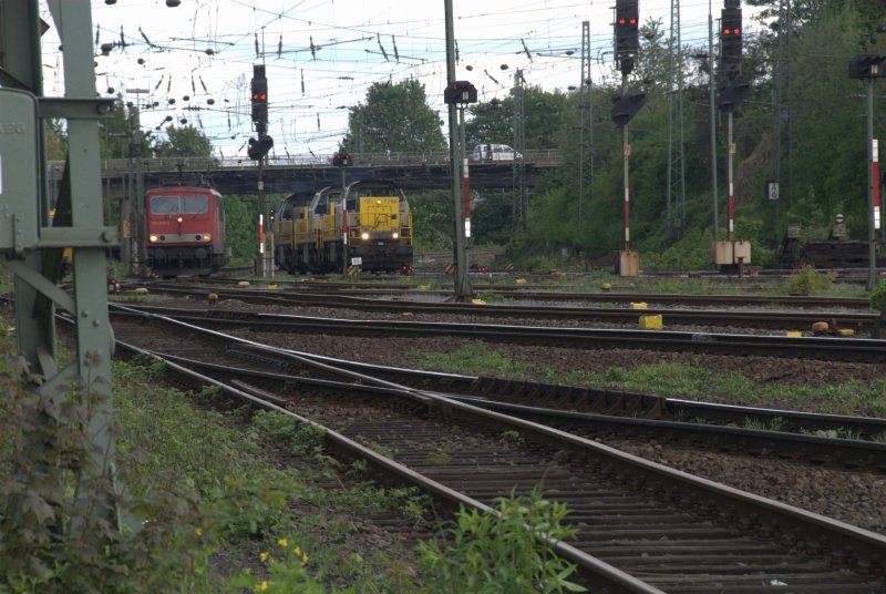 155 013-6 zusammen mit 3 belgischen BR 77 am 27.04.2009 im Gterbahnhof Aachen-west