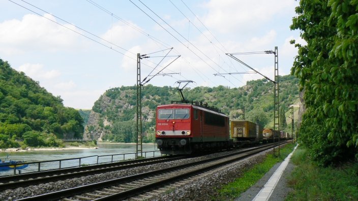 155 013 fuhr am 16.5.2008 mit einem KLV-Zug in der Nhe des Betriebsbahnhofes Loreley Richtung Sden. Am Tag zuvor fuhr sie auf der anderen Seite ebenfalls mit KLV gen Norden.