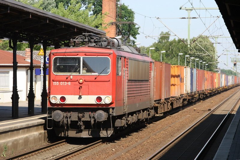 155 013 mit Containerzug fhrt durch Ludwigslust. 08.06.2007