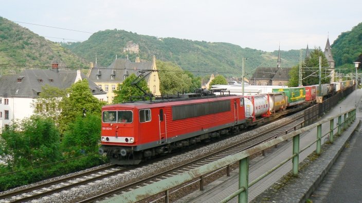 155 013 war am 15.5.2008 nach einem heftigen Gewitter mit einem KLV-Zug auf der Linken Rheinseite unterwegs. Soeben hat sie St. Goar passiert und wird weiter flussabwrts Richtung Kln fahren.