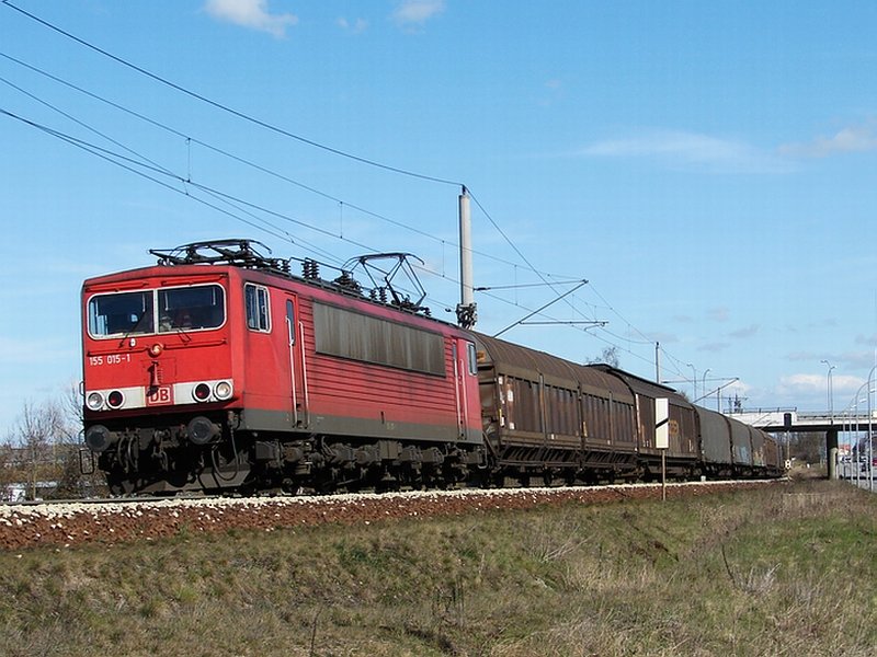 155 015, auf dem nach Rostock-berseehafen, bei der Anfahrt auf den Haltepunkt Stralsund-Grnhufe. (04.04.07)
