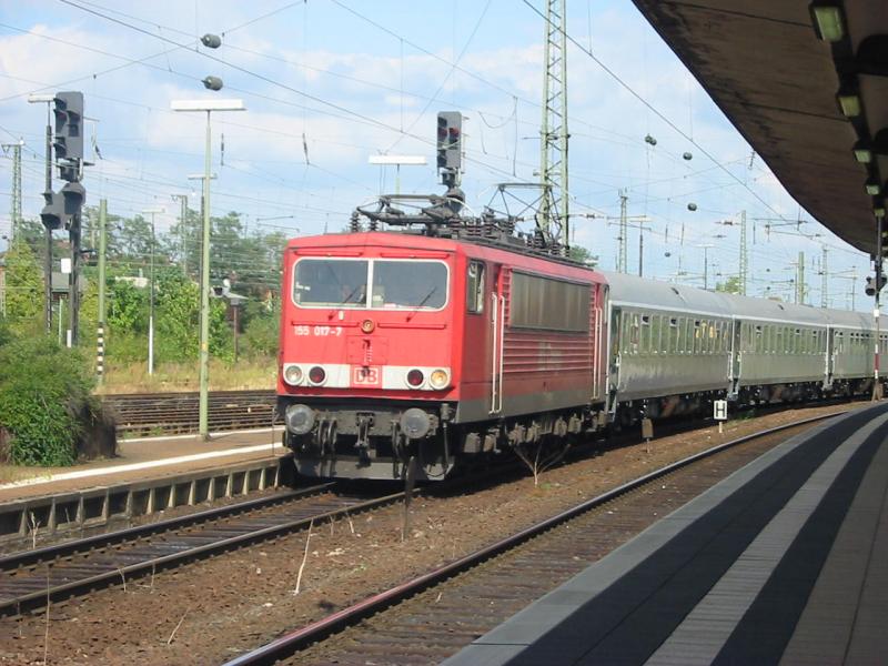 155-017 am 15.9.2005 mit einem Millitrzug bei der Durchfahrt von Worms Hbf um diese Zeit fhrt hier normal ein EC durch.