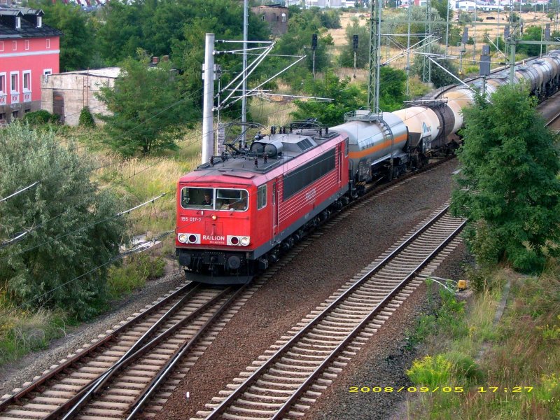 155 017 zieht am 05.09.08 einen Kesselwagenzug aus dem Bahnhof Bitterfeld in Richtung Halle/Leipzig.