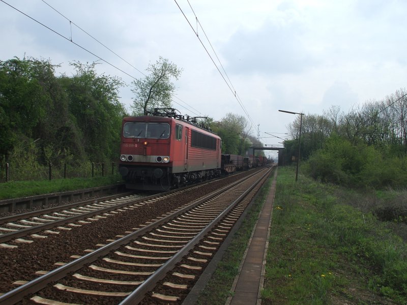 155 018 mit einem Stahlbrammenzu am 26.4.2008 in Richtung Misburg. Fotografiert vom Notbahnsteig in Ahlten