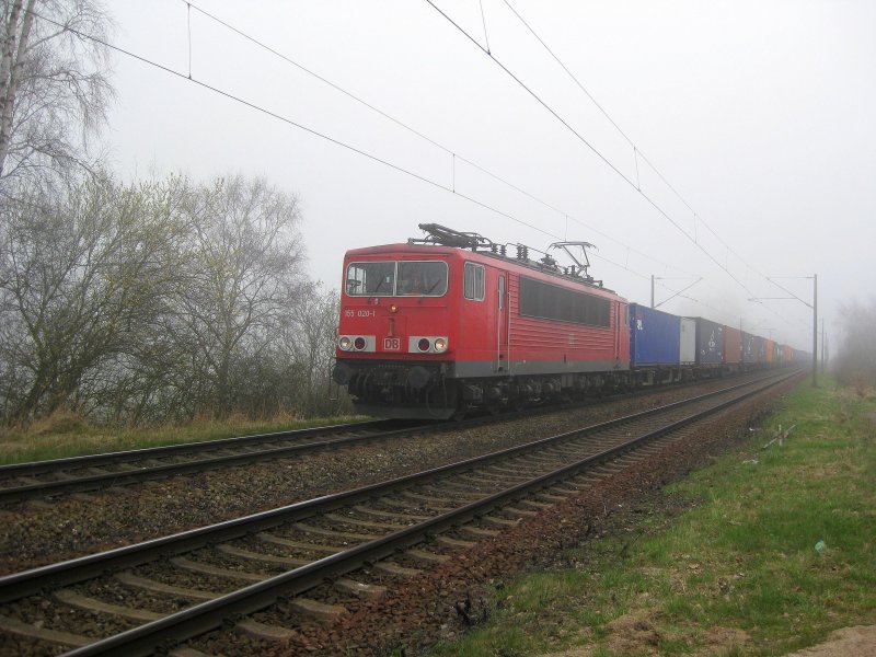 155 020-1 schleicht im Schritttempo mit einem Containerzug aus dem Hafen im dichten Nebel durch Hamburg-Moorburg Richtung Sden. 1.04.09.