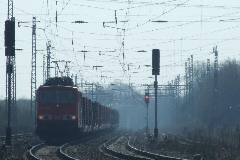 155-020 zieht hier einen leeren Autowagenzug kurz vor Grokorbetha.
Grokorbetha, der 3.4.09