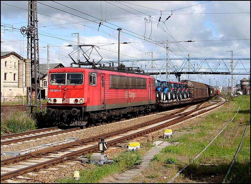 155 023-5 mit einem Gterzug unterwegs zum Fhrhafen Mukran.  (Stralsund am 26.05.06) 