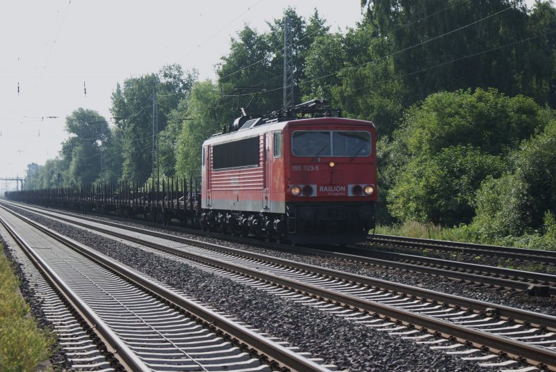 155 023-5 mit einem langen Gterzug,kurz vor der Durchfahrt des S-Bahnhofes Dedensen/Gmmer am 04.07.2009.