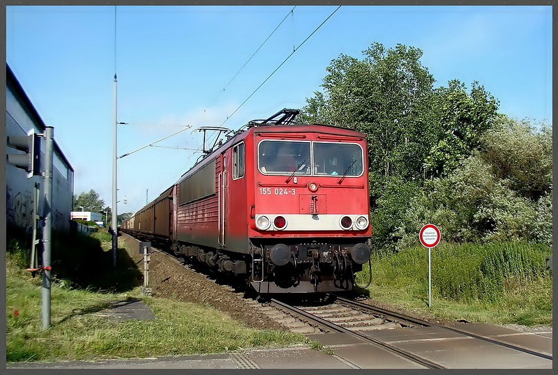 155 024-3 vor -45504- aus Rostock, kurz hinter dem Hp Stralsund Grnhufe.  am 27.06.09 