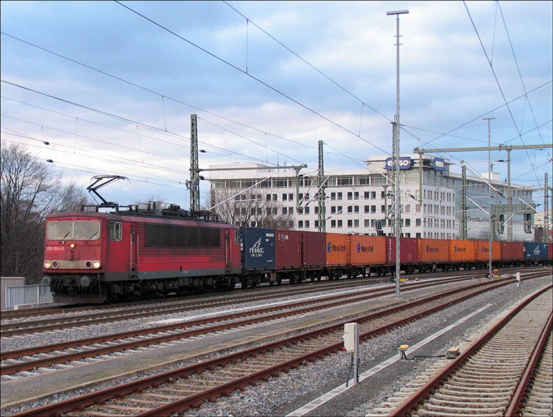 155 024 ohne Logo/EVU fhrt in Richtung Tschechien mit vorderem Bgel, obwohl der Containerzug keine gefhrliche Ladung darstellen drfte; Dresden Hbf, 8.12.2007
