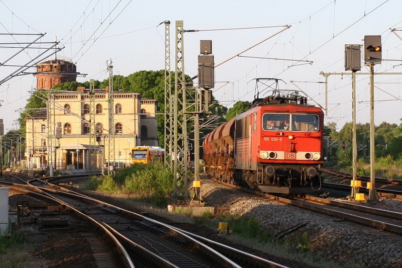 155 030 zieht einen Gterzug durch Hagenow Land. Im Hintergrund der Bahnhof mit Wasserturm und ein Triebwagen der ODEG. 23.05.2007
