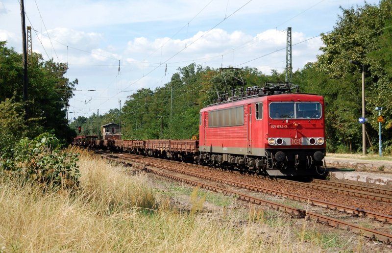155 034 zieht am 06.08.09 einen Gterzug durch Raguhn Richtung Bitterfeld.