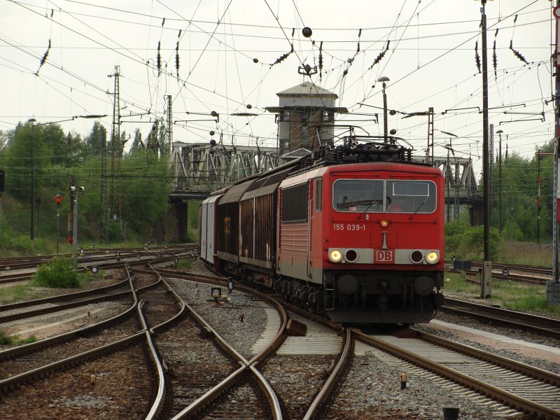 155 039-1 donnert mit einem kurzen Gterzug durch den Zwickauer Hauptbahnhof in Richtung VW-Werk Mosel. Fotografiert am 28.04.2009