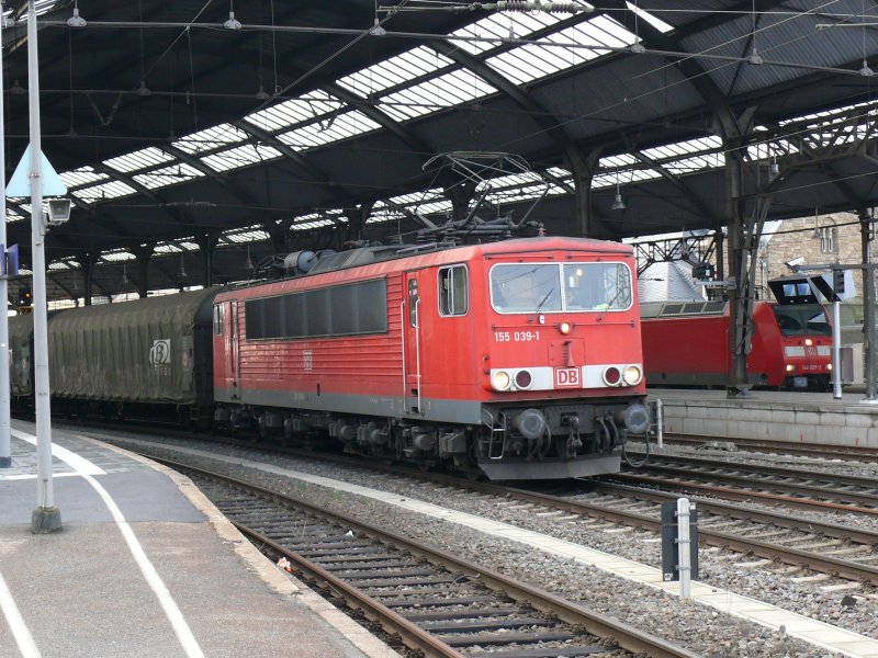 155 039-1 durchfhrt mit einem langen Gterzug den Hauptbahnhof Aachen in Richtung Kln-Gremberg. Aufgenommen am 24/01/2009.
