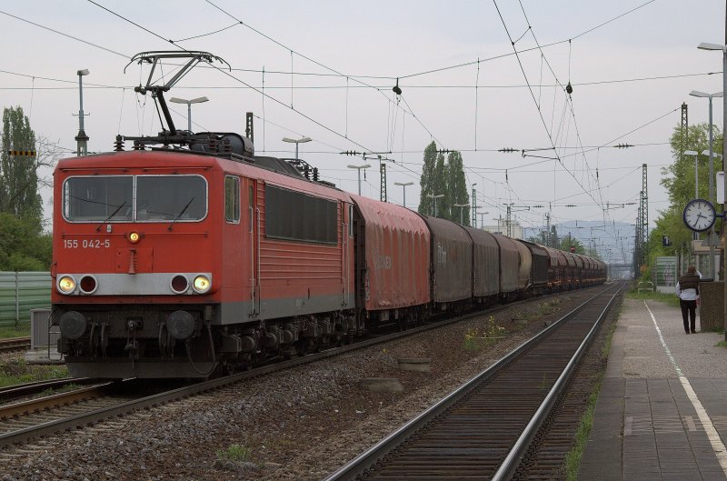 155 042-5 mit Gterzug, fhrt in Ladenburg Richtung Mannheim-Friedrichsfeld. 16.04.2009