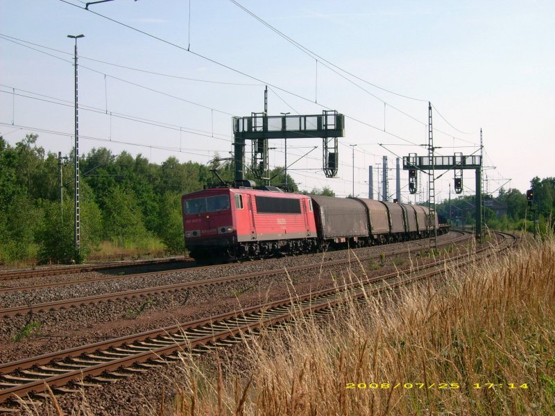 155 043 befrdert am 25.07.08 einen Gterzug durch Muldenstein Richtung Berlin.