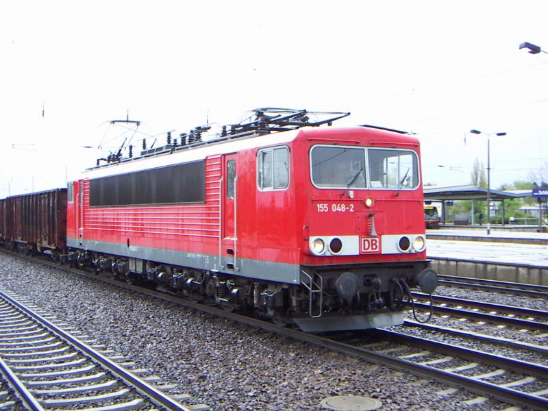 155 048-2 steht in Berlin Schnefeld Flughafen an einem Roten Signal und wartet auf die weiter fahrt richtung Sden am 27.4.05