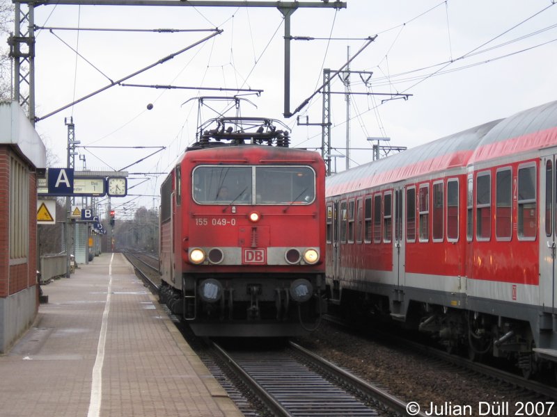 155 049-0 durchfährt am 13.04.2006 auf ihrem Weg nach Itzehoe Elmshorn.