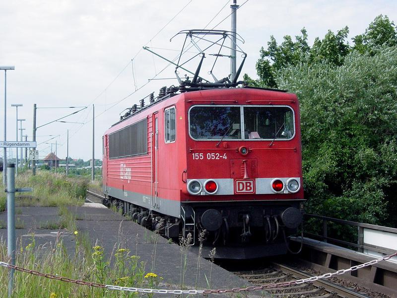 155 052-4 verlsst den Bhf Stralsund - Rgendamm. am 01.07.2005 