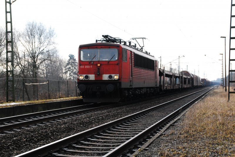 155 055-7 kommt aus Richtung Hamm und zieht Ihren gemischten Gterzug in Richtung Bielefeld. Der Zug schien komplett ohne Ladung zu fahren. Die PKW-Transporte waren frei und die gedeckten Wagen, dem Lrm nach, ebenfalls leer. Nachmittag des 12.02.2009 an der Steigung zur Avenwedder Brcke.