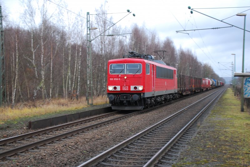 155 056-5 vor einem gemischten Gterzug durchfhrt am 20.12.2008 den Bahnhof von Isselhorst-Avenwedde in Richtung Hamm.