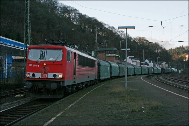 155 056, trgt das  wieder  Aktuelle DB Logo auch wenn die Balken jetzt etwas krzer sind, hat Coilwagen von B-Cargo am Haken und durchfhrt die Stadt Altena (Westf) Richtung Finnentrop/Kreuztal. (22.01.2008)