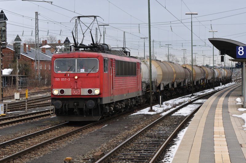155 057 durchfhrt mit einem Kesselwagenzug den Bhf von Bamberg. 19.02.2009