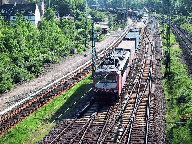 155 060 am 16.05.2002 hinter Kln-West Richtung Norden