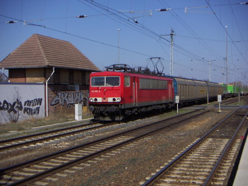 155 061-5 bei der durchfahrt im Bahnhof Gransee am 30.3.05