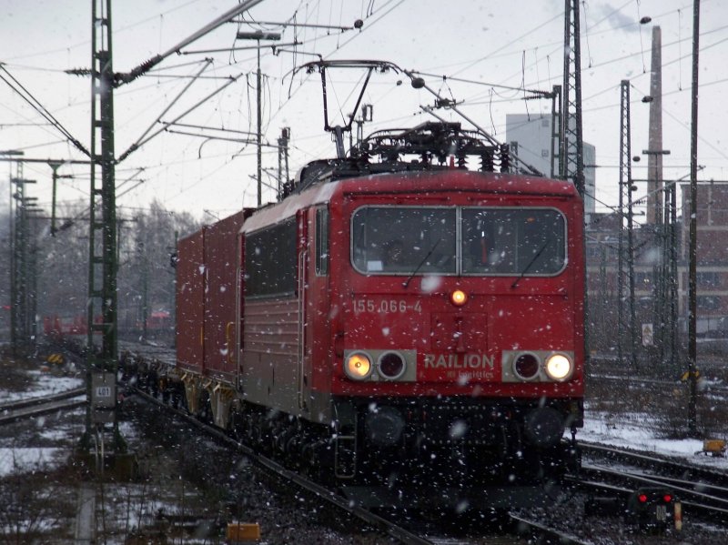 155 066 mit Containern durchfhrt Braunschweig Hbf in Richtung Osten     
(18.3.2008)